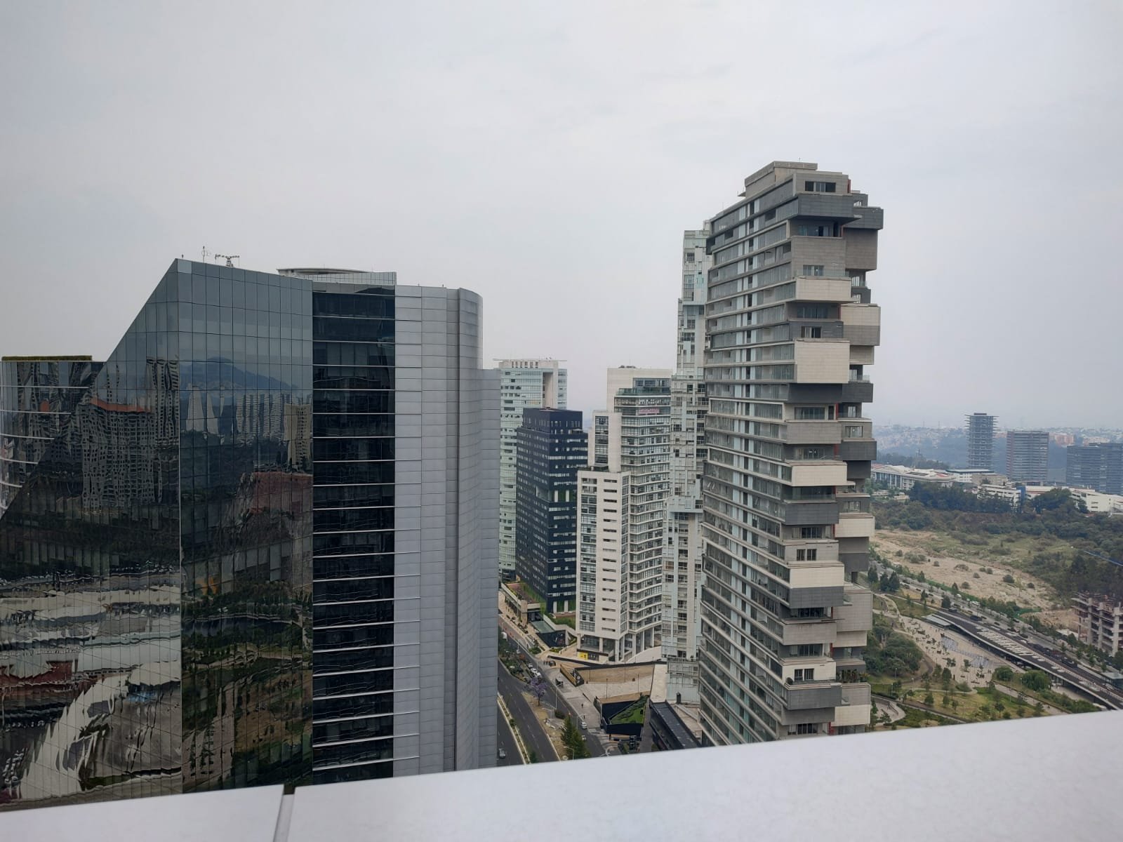 Vista frontal de los edificios de oficinas en Santa Fe, CDMX